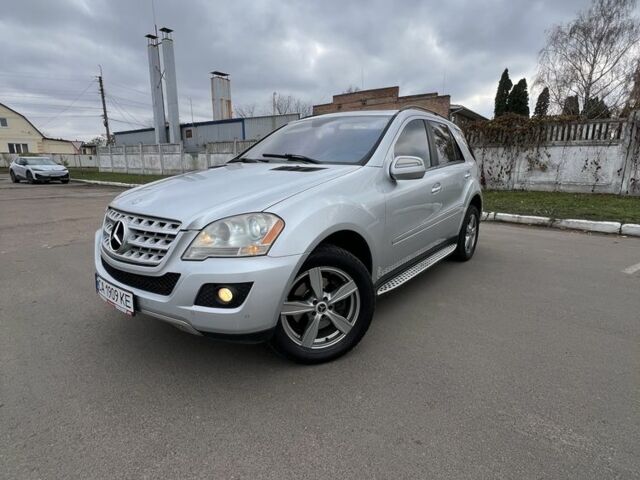 Серый Мерседес МЛ 350, объемом двигателя 3.5 л и пробегом 249 тыс. км за 9599 $, фото 1 на Automoto.ua