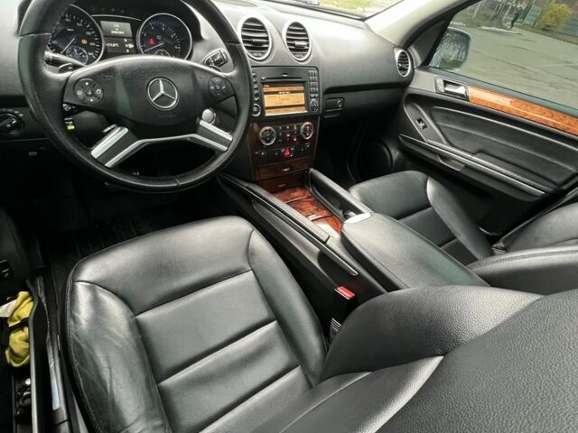 Серый Мерседес МЛ 350, объемом двигателя 3.5 л и пробегом 249 тыс. км за 9599 $, фото 17 на Automoto.ua