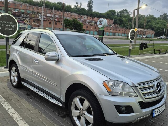 Серый Мерседес МЛ 350, объемом двигателя 3.5 л и пробегом 180 тыс. км за 11100 $, фото 1 на Automoto.ua