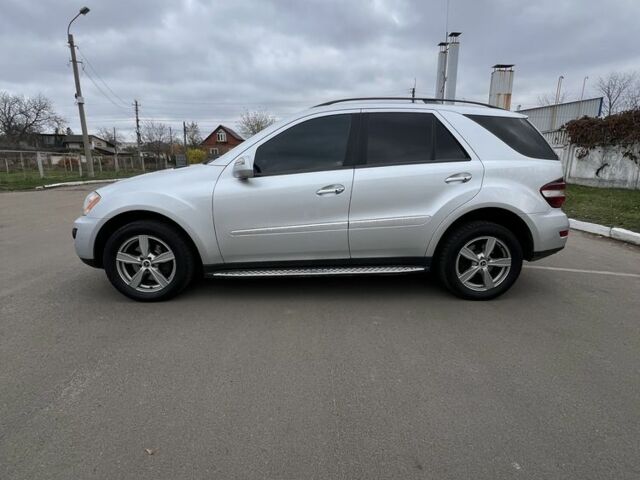 Серый Мерседес МЛ 350, объемом двигателя 3.5 л и пробегом 249 тыс. км за 9599 $, фото 3 на Automoto.ua