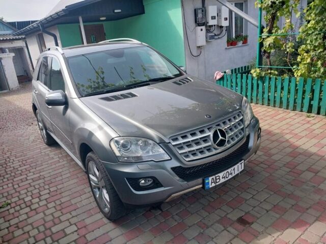 Сірий Мерседес МЛ 350, об'ємом двигуна 3 л та пробігом 272 тис. км за 16800 $, фото 3 на Automoto.ua