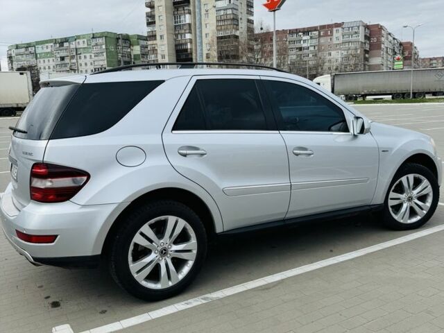 Сірий Мерседес МЛ 350, об'ємом двигуна 3 л та пробігом 30 тис. км за 17500 $, фото 3 на Automoto.ua