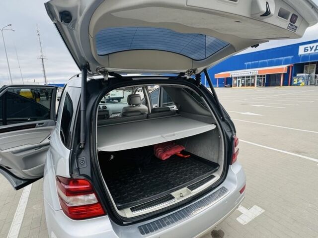 Сірий Мерседес МЛ 350, об'ємом двигуна 3 л та пробігом 30 тис. км за 17500 $, фото 5 на Automoto.ua