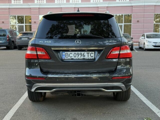 Серый Мерседес МЛ 350, объемом двигателя 3 л и пробегом 228 тыс. км за 16999 $, фото 5 на Automoto.ua