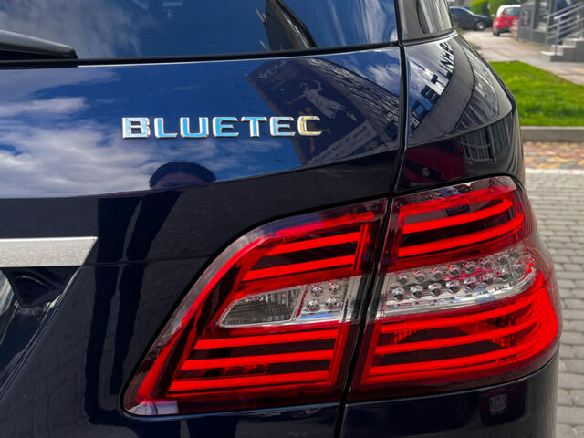 Синий Мерседес МЛ 350, объемом двигателя 3 л и пробегом 206 тыс. км за 22490 $, фото 20 на Automoto.ua