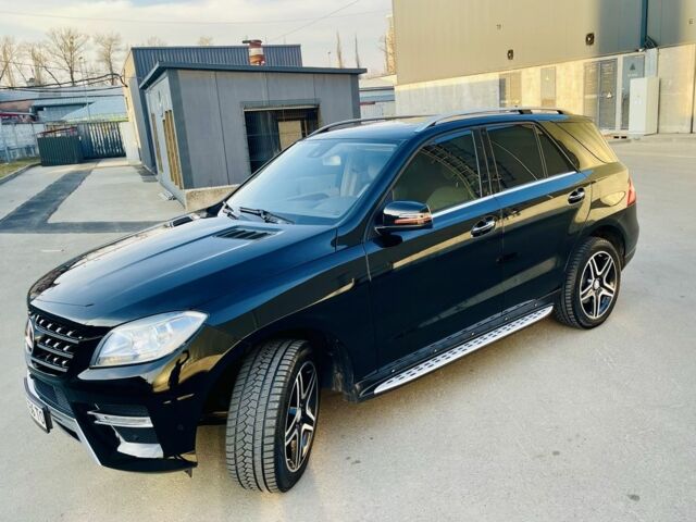 Чорний Мерседес МЛ 400, об'ємом двигуна 3 л та пробігом 157 тис. км за 25300 $, фото 4 на Automoto.ua