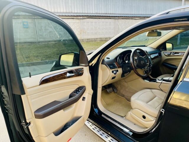 Чорний Мерседес МЛ 400, об'ємом двигуна 3 л та пробігом 157 тис. км за 25300 $, фото 5 на Automoto.ua