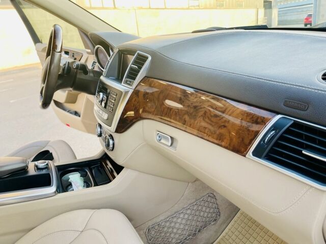 Черный Мерседес МЛ 400, объемом двигателя 3 л и пробегом 157 тыс. км за 25300 $, фото 9 на Automoto.ua