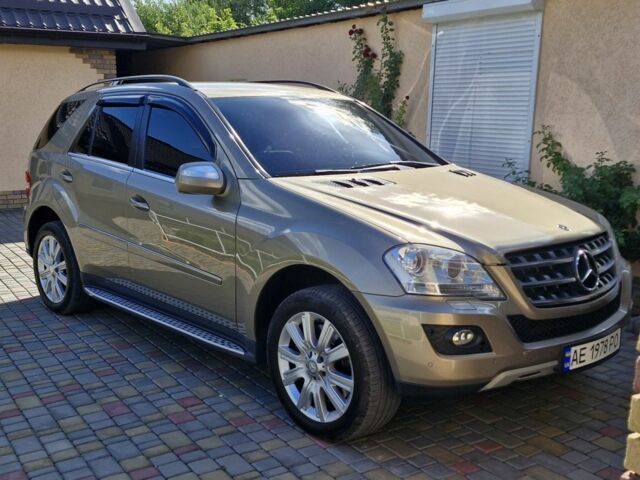 Бежевий Мерседес МЛ 500, об'ємом двигуна 5.5 л та пробігом 251 тис. км за 17899 $, фото 4 на Automoto.ua