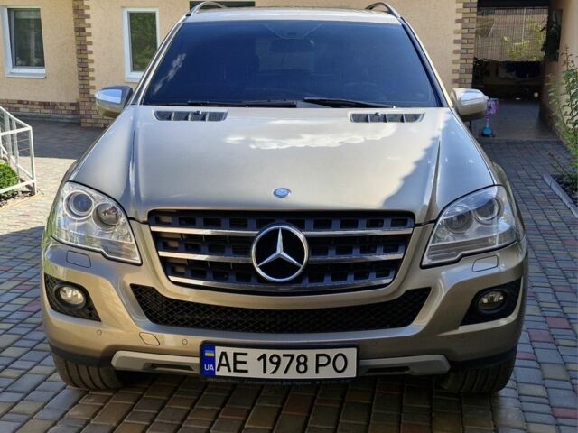 Бежевий Мерседес МЛ 500, об'ємом двигуна 5.5 л та пробігом 251 тис. км за 17899 $, фото 1 на Automoto.ua