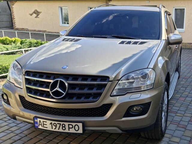 Бежевий Мерседес МЛ 500, об'ємом двигуна 5.5 л та пробігом 251 тис. км за 17899 $, фото 2 на Automoto.ua