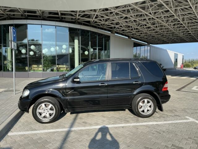 Черный Мерседес МЛ 500, объемом двигателя 5 л и пробегом 378 тыс. км за 7100 $, фото 3 на Automoto.ua