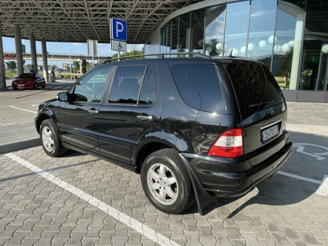 Черный Мерседес МЛ 500, объемом двигателя 5 л и пробегом 378 тыс. км за 7100 $, фото 4 на Automoto.ua