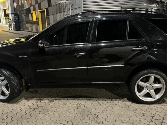 Черный Мерседес МЛ 500, объемом двигателя 5 л и пробегом 350 тыс. км за 9500 $, фото 1 на Automoto.ua