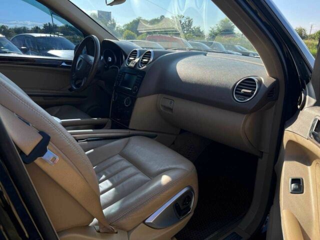 Чорний Мерседес МЛ 500, об'ємом двигуна 5.5 л та пробігом 200 тис. км за 8999 $, фото 5 на Automoto.ua