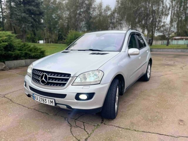 Сірий Мерседес МЛ 500, об'ємом двигуна 5 л та пробігом 283 тис. км за 11000 $, фото 23 на Automoto.ua
