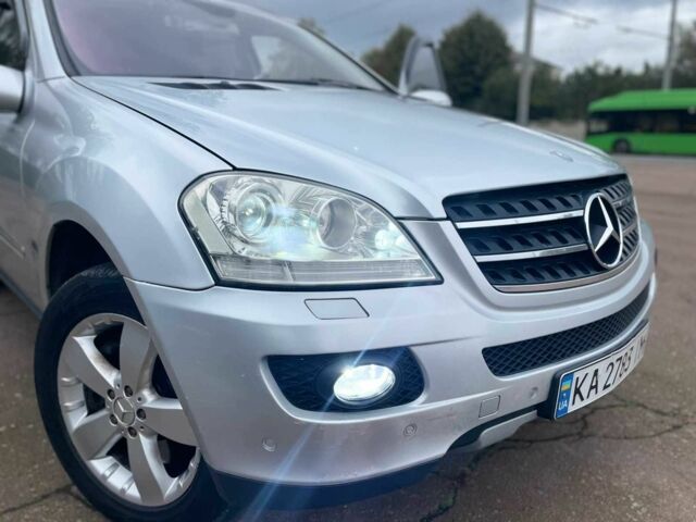 Сірий Мерседес МЛ 500, об'ємом двигуна 5 л та пробігом 283 тис. км за 11000 $, фото 13 на Automoto.ua