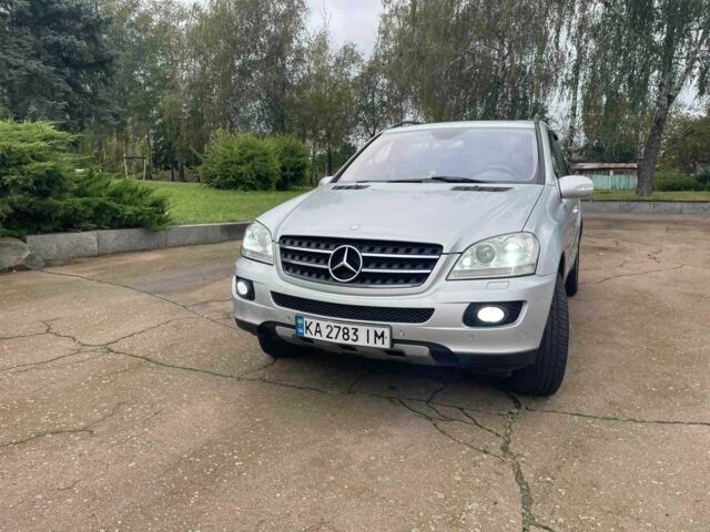 Сірий Мерседес МЛ 500, об'ємом двигуна 5 л та пробігом 283 тис. км за 11000 $, фото 8 на Automoto.ua