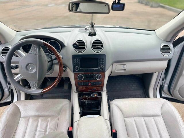 Сірий Мерседес МЛ 500, об'ємом двигуна 5 л та пробігом 283 тис. км за 11000 $, фото 2 на Automoto.ua