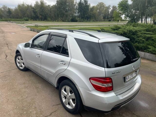 Сірий Мерседес МЛ 500, об'ємом двигуна 5 л та пробігом 283 тис. км за 11000 $, фото 18 на Automoto.ua