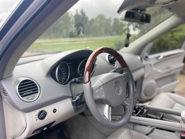 Сірий Мерседес МЛ 500, об'ємом двигуна 5 л та пробігом 283 тис. км за 11000 $, фото 10 на Automoto.ua