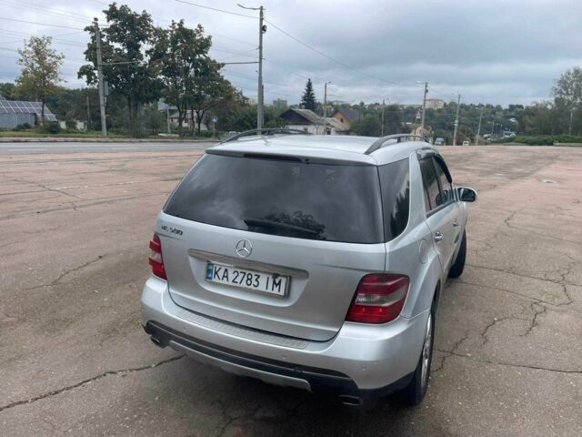 Сірий Мерседес МЛ 500, об'ємом двигуна 5 л та пробігом 283 тис. км за 11000 $, фото 16 на Automoto.ua