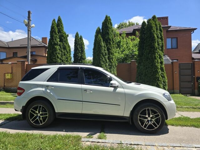 Білий Мерседес МЛ 550, об'ємом двигуна 5.5 л та пробігом 200 тис. км за 11500 $, фото 5 на Automoto.ua