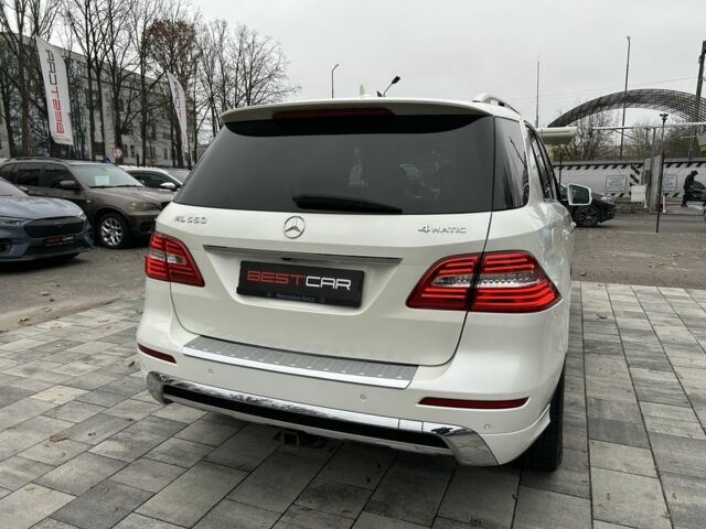 Белый Мерседес МЛ 550, объемом двигателя 4.7 л и пробегом 160 тыс. км за 17900 $, фото 4 на Automoto.ua