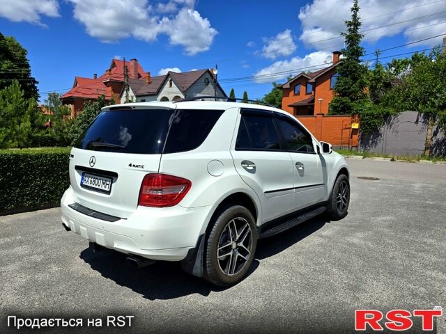 Белый Мерседес МЛ класс, объемом двигателя 5.5 л и пробегом 208 тыс. км за 11500 $, фото 5 на Automoto.ua