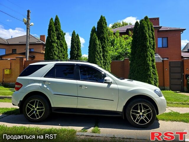 Белый Мерседес МЛ класс, объемом двигателя 5.5 л и пробегом 208 тыс. км за 11500 $, фото 9 на Automoto.ua