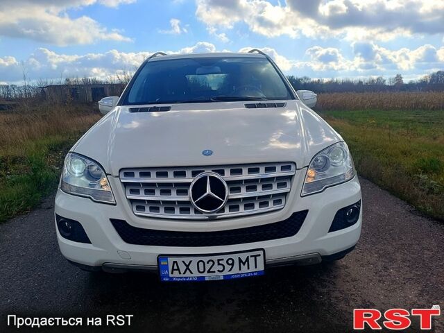 Білий Мерседес МЛ класс, об'ємом двигуна 3.5 л та пробігом 274 тис. км за 14000 $, фото 1 на Automoto.ua
