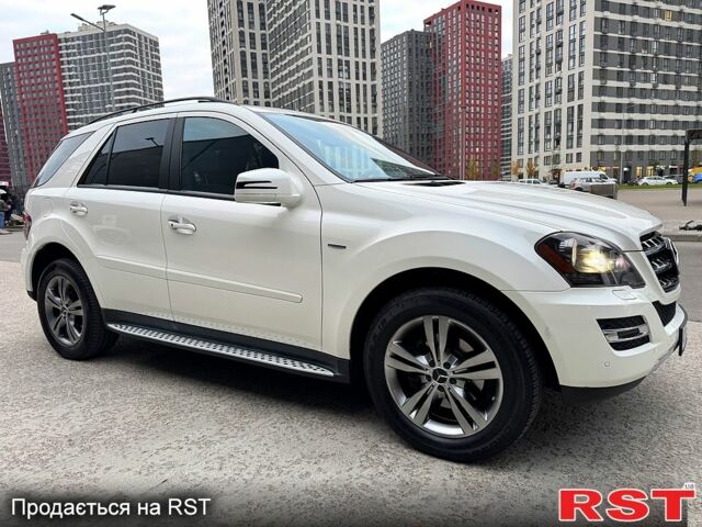 Білий Мерседес МЛ класс, об'ємом двигуна 3 л та пробігом 232 тис. км за 14750 $, фото 4 на Automoto.ua