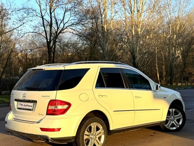 Белый Мерседес МЛ класс, объемом двигателя 3 л и пробегом 342 тыс. км за 16500 $, фото 2 на Automoto.ua