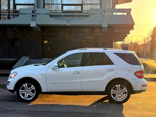 Белый Мерседес МЛ класс, объемом двигателя 3 л и пробегом 342 тыс. км за 16500 $, фото 3 на Automoto.ua