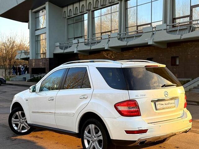 Белый Мерседес МЛ класс, объемом двигателя 3 л и пробегом 342 тыс. км за 16500 $, фото 1 на Automoto.ua