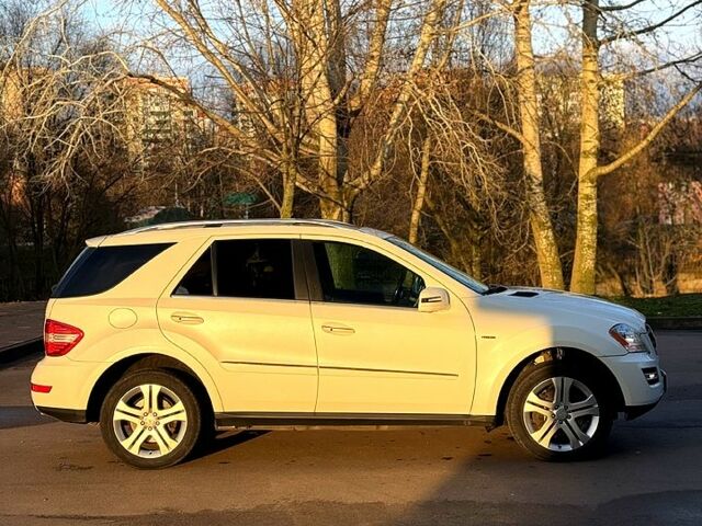 Белый Мерседес МЛ класс, объемом двигателя 3 л и пробегом 342 тыс. км за 16500 $, фото 4 на Automoto.ua