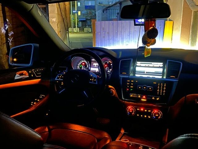 Білий Мерседес МЛ класс, об'ємом двигуна 3 л та пробігом 240 тис. км за 21800 $, фото 2 на Automoto.ua