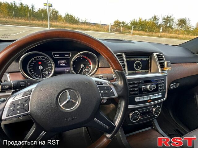 Мерседес МЛ класс 2014 в Запорожье на Automoto.ua Белый Мерседес МЛ класс, объемом двигателя 3 л и пробегом 262 тыс. км за 29800 $, фото 4 на Automoto.ua