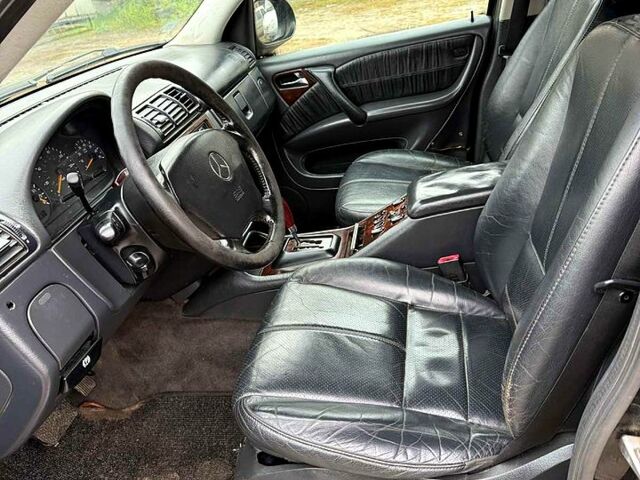 Черный Мерседес МЛ класс, объемом двигателя 3.2 л и пробегом 286 тыс. км за 3000 $, фото 6 на Automoto.ua