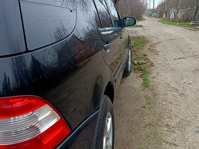 Черный Мерседес МЛ класс, объемом двигателя 2.7 л и пробегом 266 тыс. км за 6400 $, фото 1 на Automoto.ua