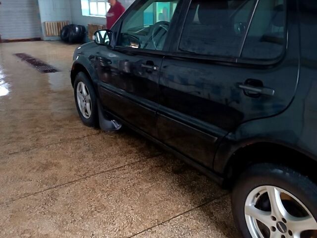 Черный Мерседес МЛ класс, объемом двигателя 2.7 л и пробегом 266 тыс. км за 6400 $, фото 4 на Automoto.ua