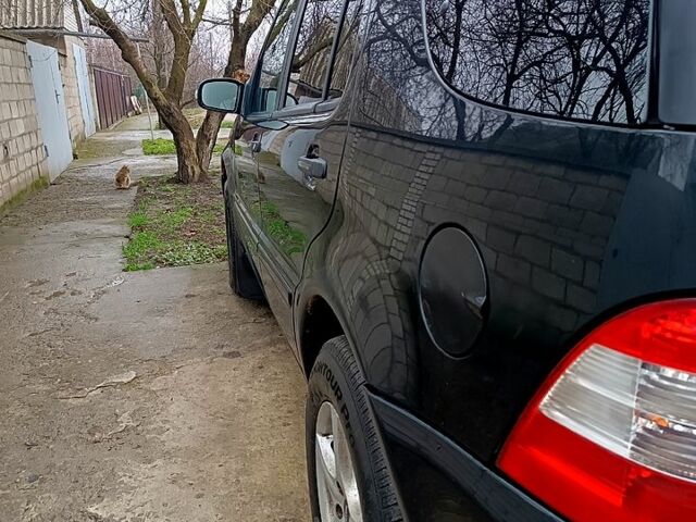 Черный Мерседес МЛ класс, объемом двигателя 2.7 л и пробегом 266 тыс. км за 6400 $, фото 2 на Automoto.ua