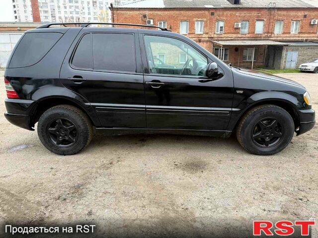 Черный Мерседес МЛ класс, объемом двигателя 3.2 л и пробегом 286 тыс. км за 3000 $, фото 1 на Automoto.ua