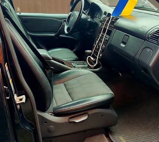 Черный Мерседес МЛ класс, объемом двигателя 2.7 л и пробегом 330 тыс. км за 4300 $, фото 7 на Automoto.ua
