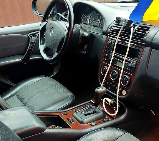 Черный Мерседес МЛ класс, объемом двигателя 2.7 л и пробегом 330 тыс. км за 4300 $, фото 5 на Automoto.ua