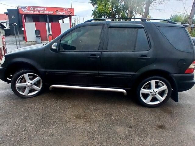 Черный Мерседес МЛ класс, объемом двигателя 3.2 л и пробегом 400 тыс. км за 5800 $, фото 2 на Automoto.ua