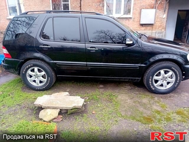 Черный Мерседес МЛ класс, объемом двигателя 4 л и пробегом 284 тыс. км за 5250 $, фото 1 на Automoto.ua