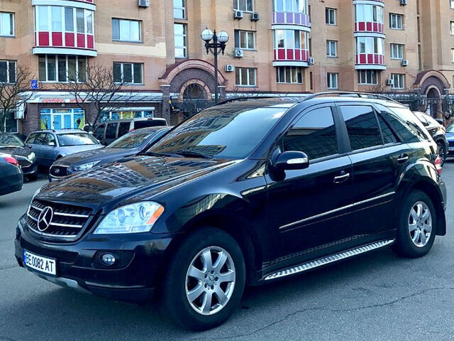 Черный Мерседес МЛ класс, объемом двигателя 3.5 л и пробегом 220 тыс. км за 8000 $, фото 2 на Automoto.ua