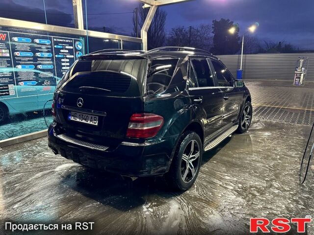 Черный Мерседес МЛ класс, объемом двигателя 5 л и пробегом 361 тыс. км за 10000 $, фото 2 на Automoto.ua