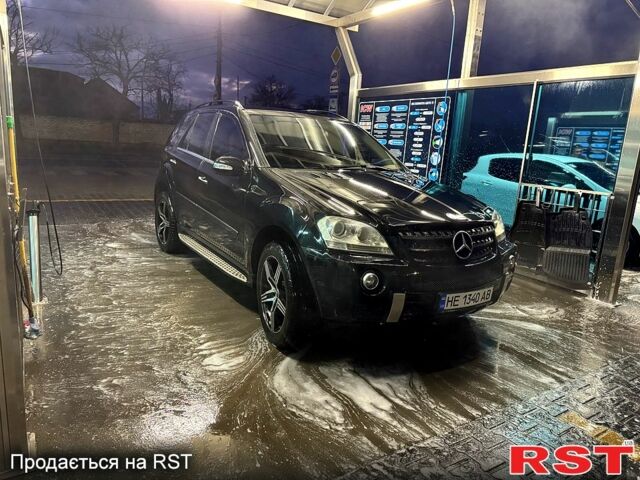 Черный Мерседес МЛ класс, объемом двигателя 5 л и пробегом 361 тыс. км за 10000 $, фото 1 на Automoto.ua